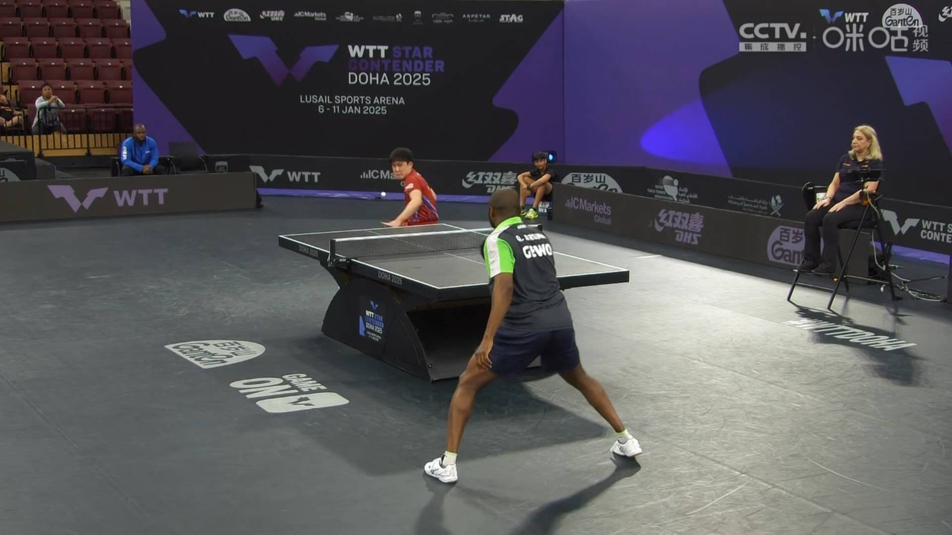 对抗激烈的比赛现场,球员们发挥出顶尖水平的简单介绍 对抗激烈的比赛现场,球员们发挥出顶尖水平的简单介绍