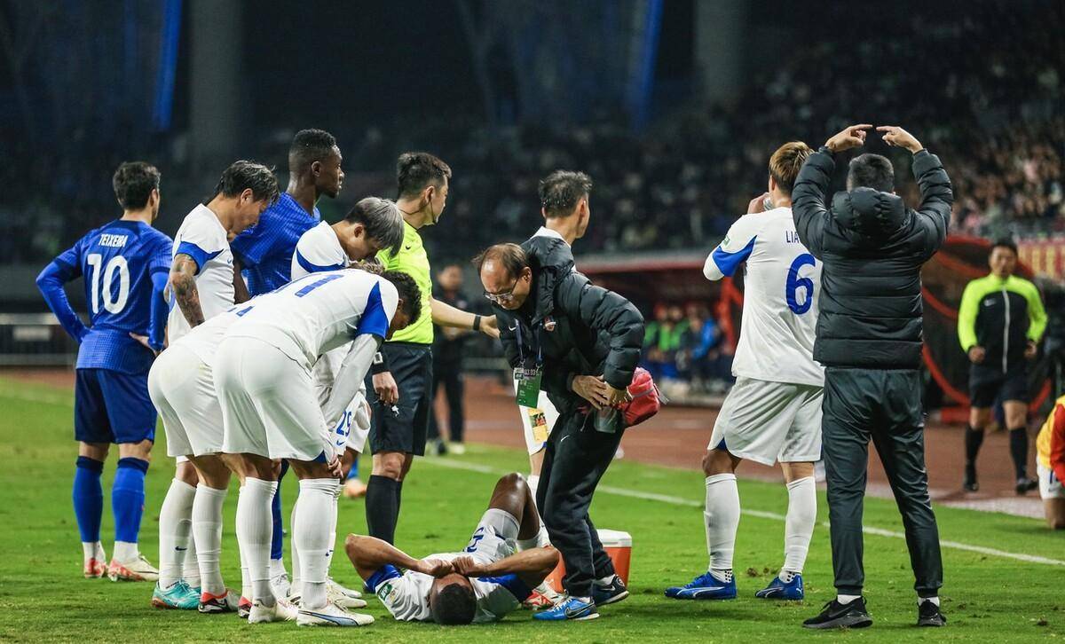 包含足球场上一幕幕激烈对抗，引发球迷狂热讨论的词条