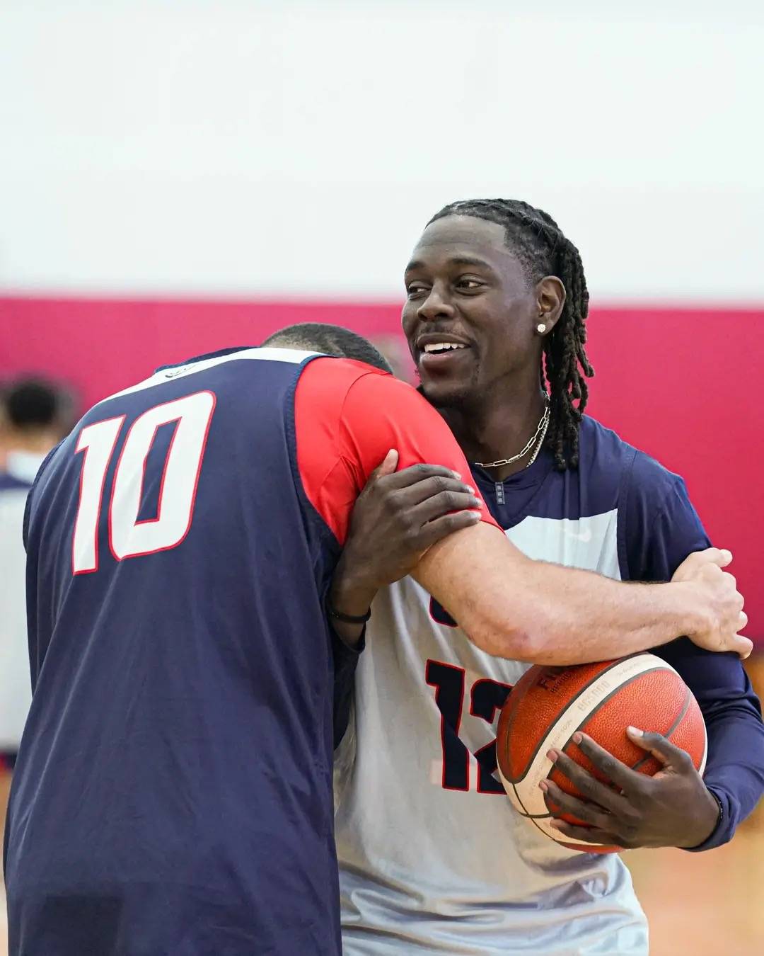 球队备战热身赛,提升球员配合默契 球队备战热身赛,提升球员配合默契