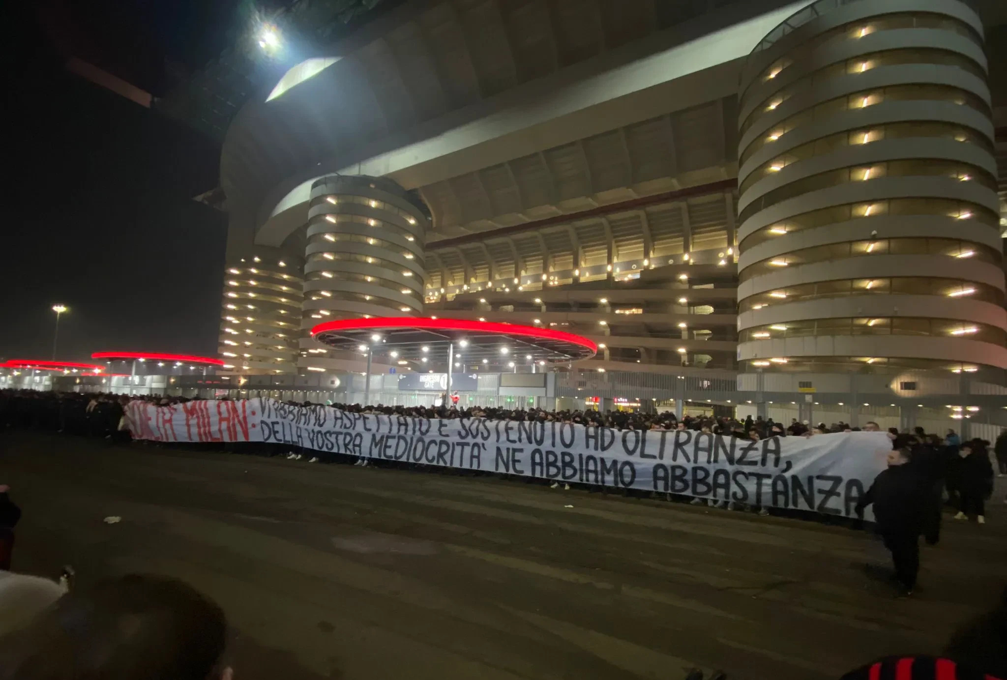 开云APP-谢周三主场告捷，球迷欢呼雀跃