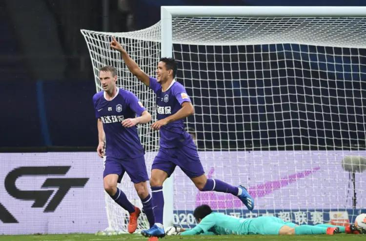 包含天津泰达惨遭惨败，球队面临转变，全队鼓掌互助的词条