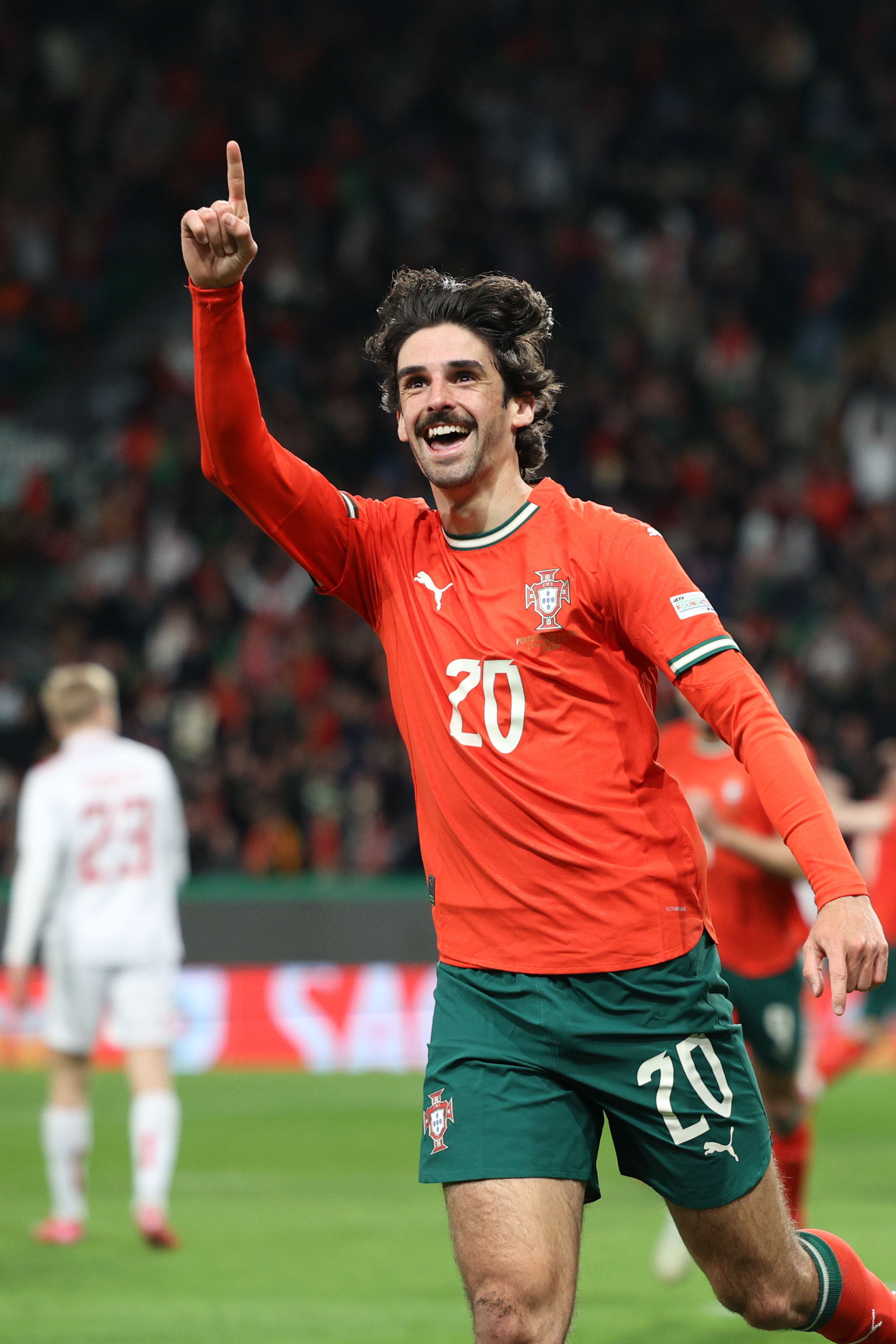 队员斗志昂扬，欧国联杯比赛完美结束