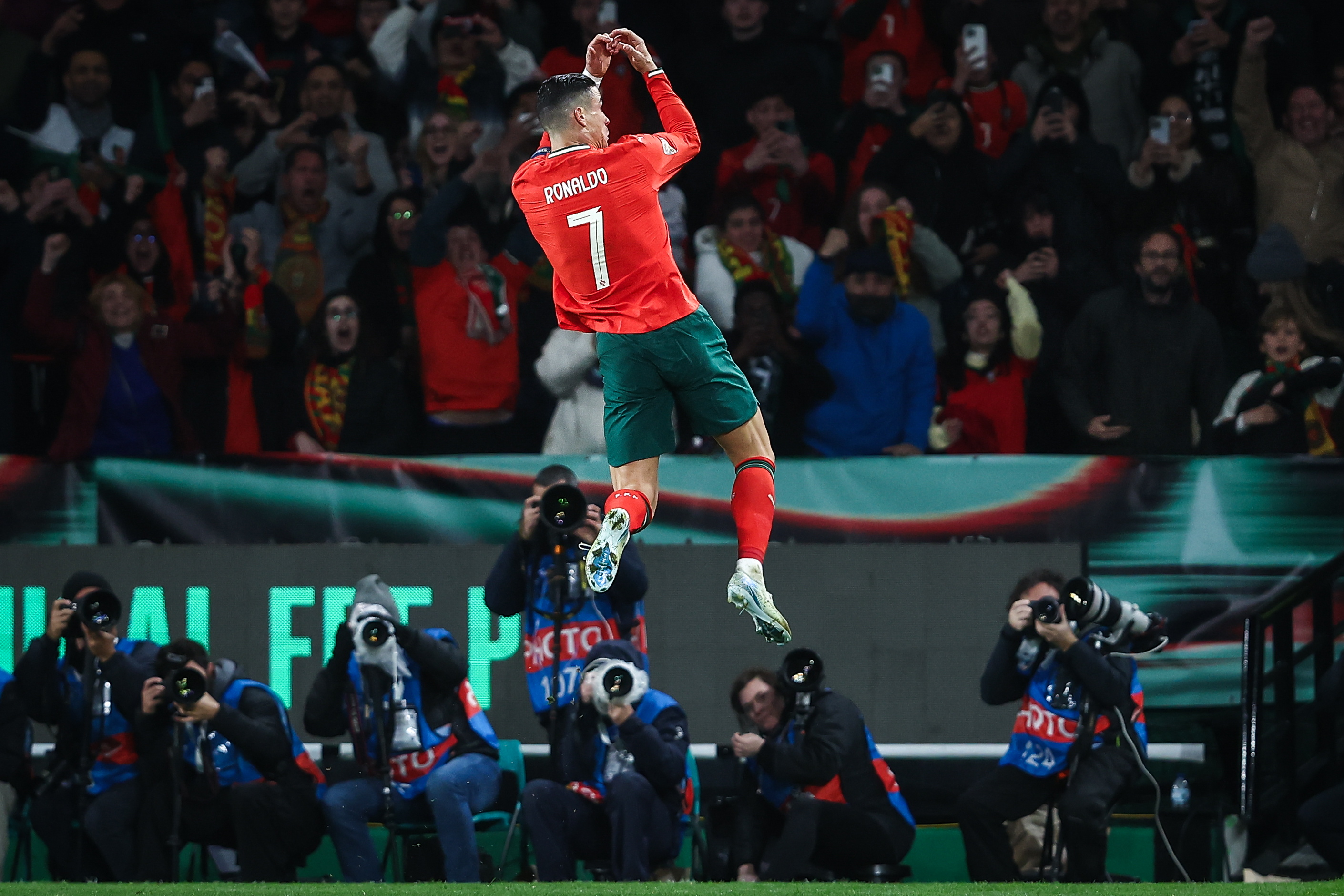 队员斗志昂扬，欧国联杯比赛完美结束