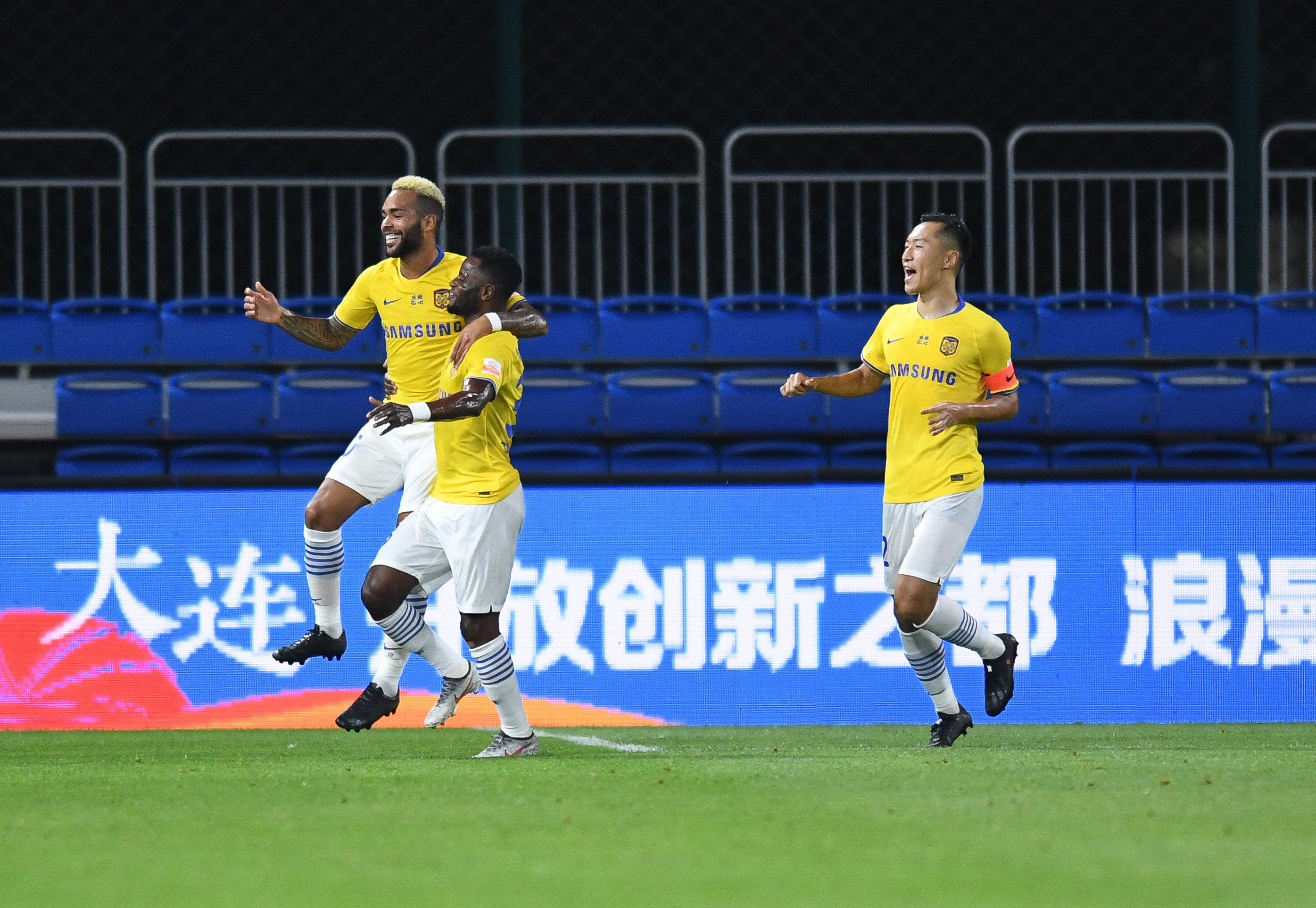 广州恒大主场击败山东鲁能,再次登顶积分榜 广州恒大主场击败山东鲁能,再次登顶积分榜