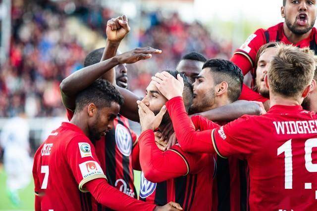 利物浦客场轻松取胜，积分领先两队