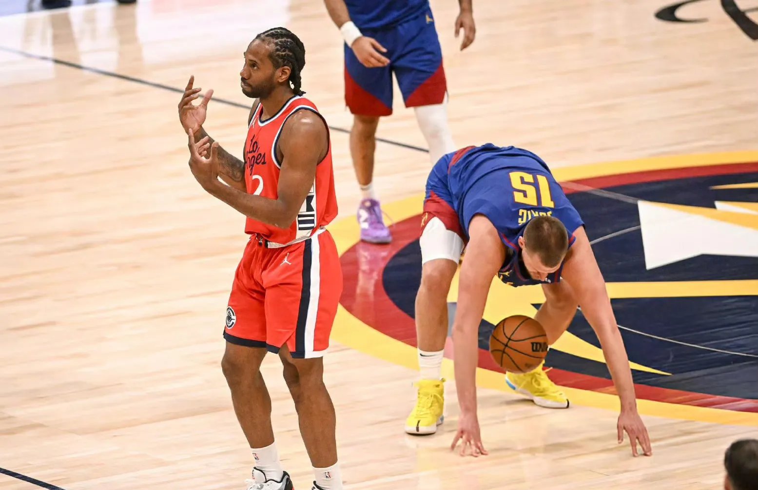 快船击败掘金，莱昂纳德全面发挥