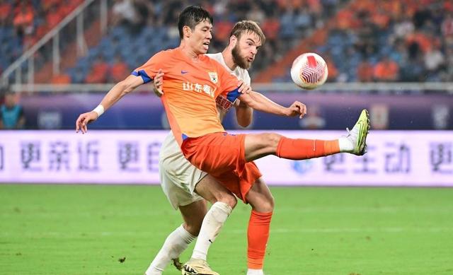 中超双雄正面对决,谁将笑傲赛场? 中超双雄正面对决,谁将笑傲赛场?