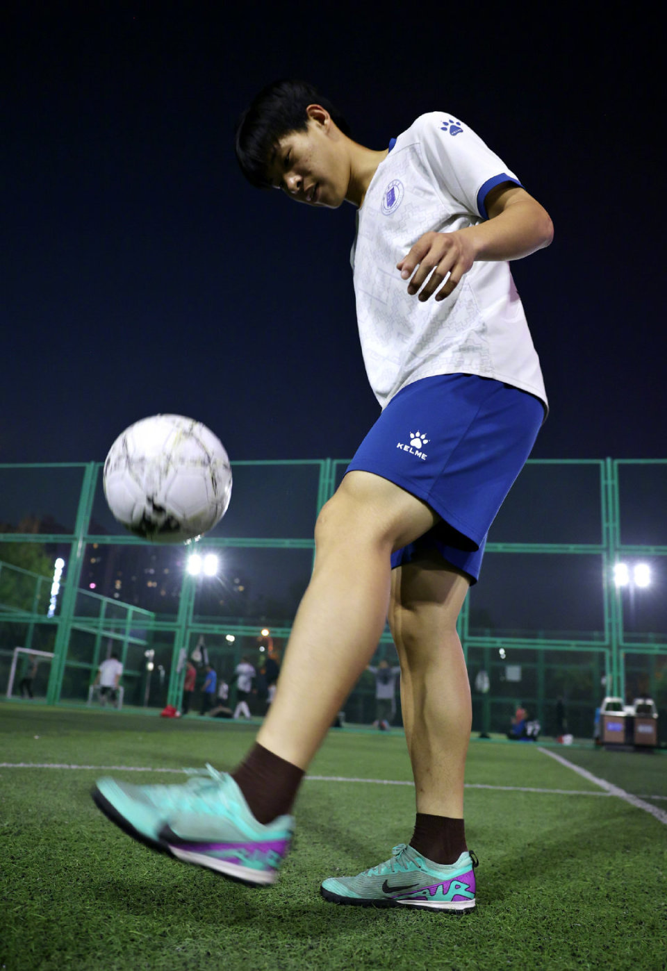 体育新闻热点：足球明星展现实力，球场激情飞扬