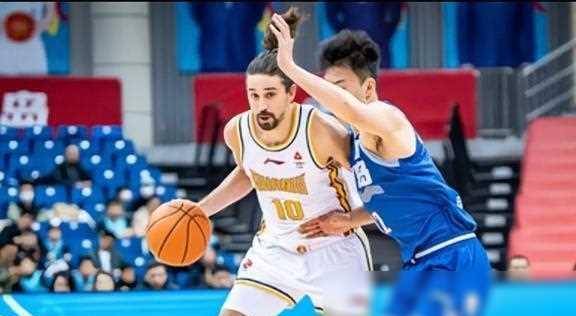 火爆对决!两支豪强角逐季后赛席位 火爆对决!两支豪强角逐季后赛席位