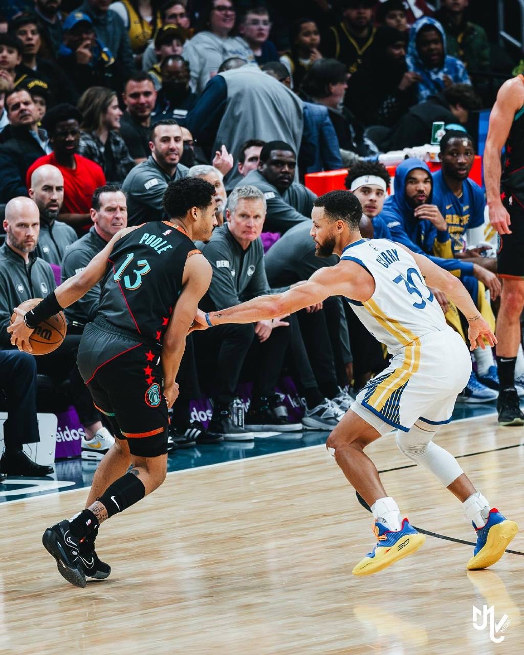 包含勇士队双核再现神勇，连胜已达十二场的词条