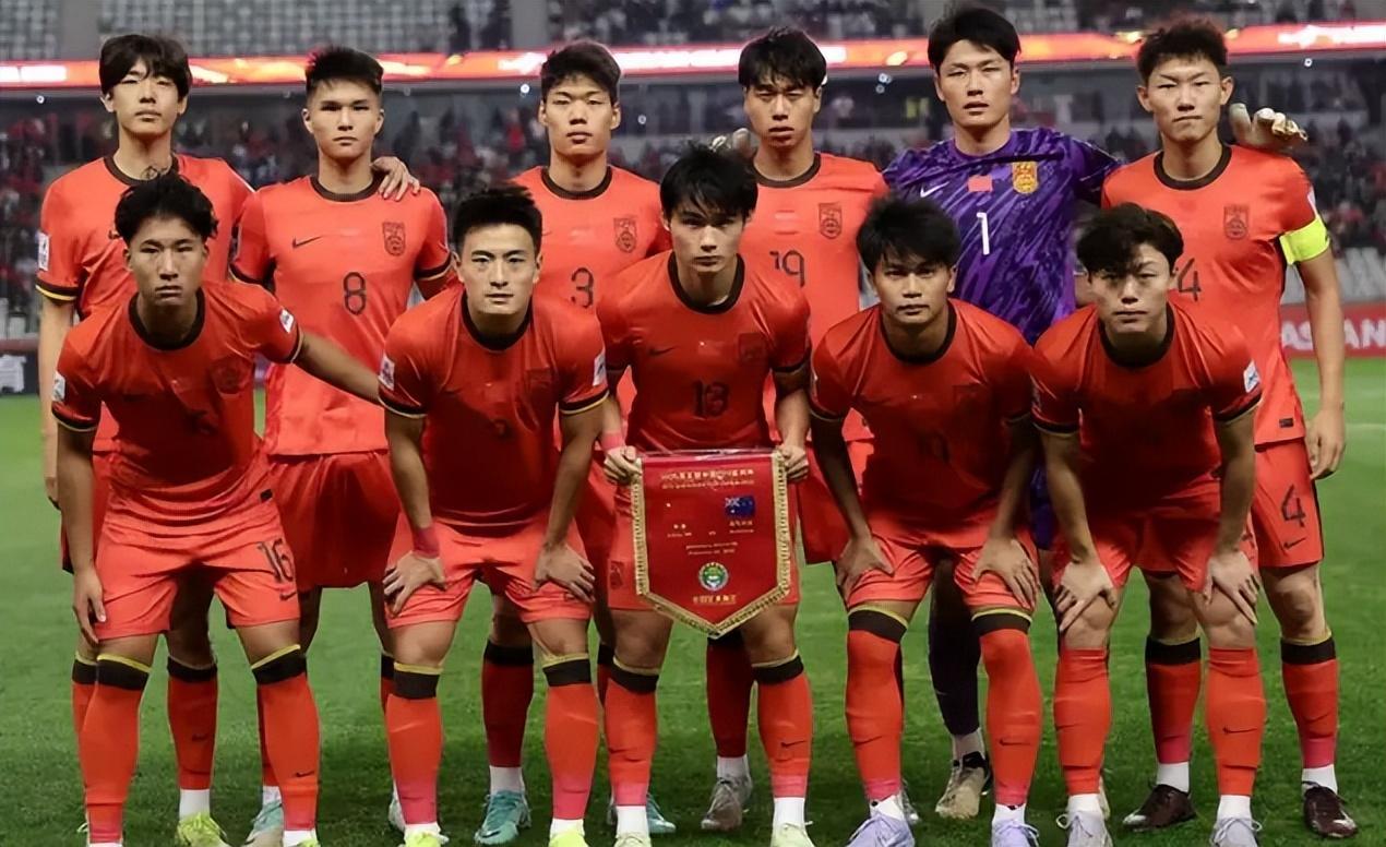 紧张气氛笼罩,双方球队比拼实力 紧张气氛笼罩,双方球队比拼实力