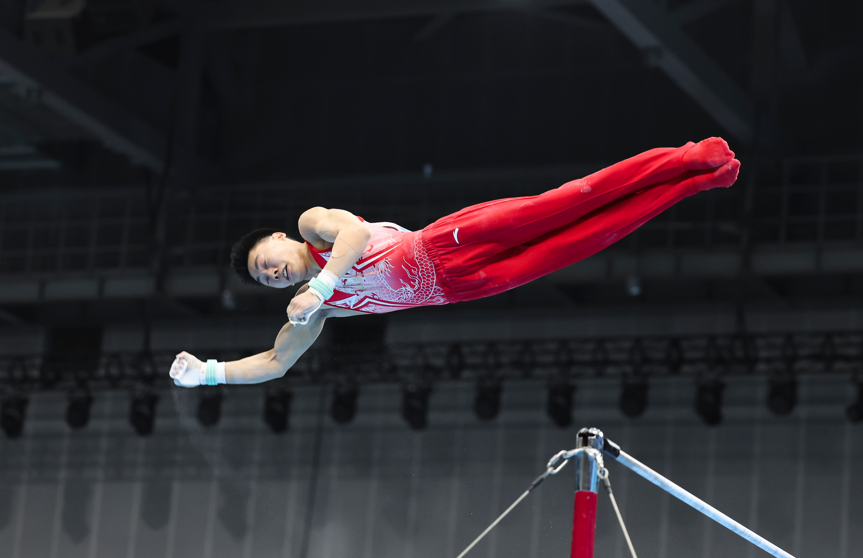 体操团体决赛中国队表现出色,夺得金牌 体操团体决赛中国队表现出色,夺得金牌