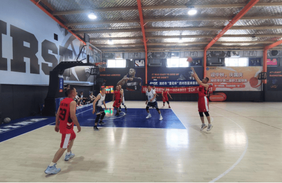 喜欢篮球的粉丝们翘首期盼着一场精彩比赛 喜欢篮球的粉丝们翘首期盼着一场精彩比赛