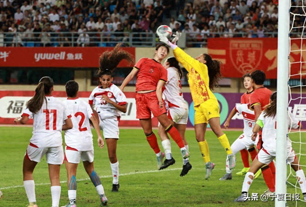 中国女足比赛现场观众热情高涨,为每位球员打气呐喊 中国女足比赛现场观众热情高涨,为每位球员打气呐喊