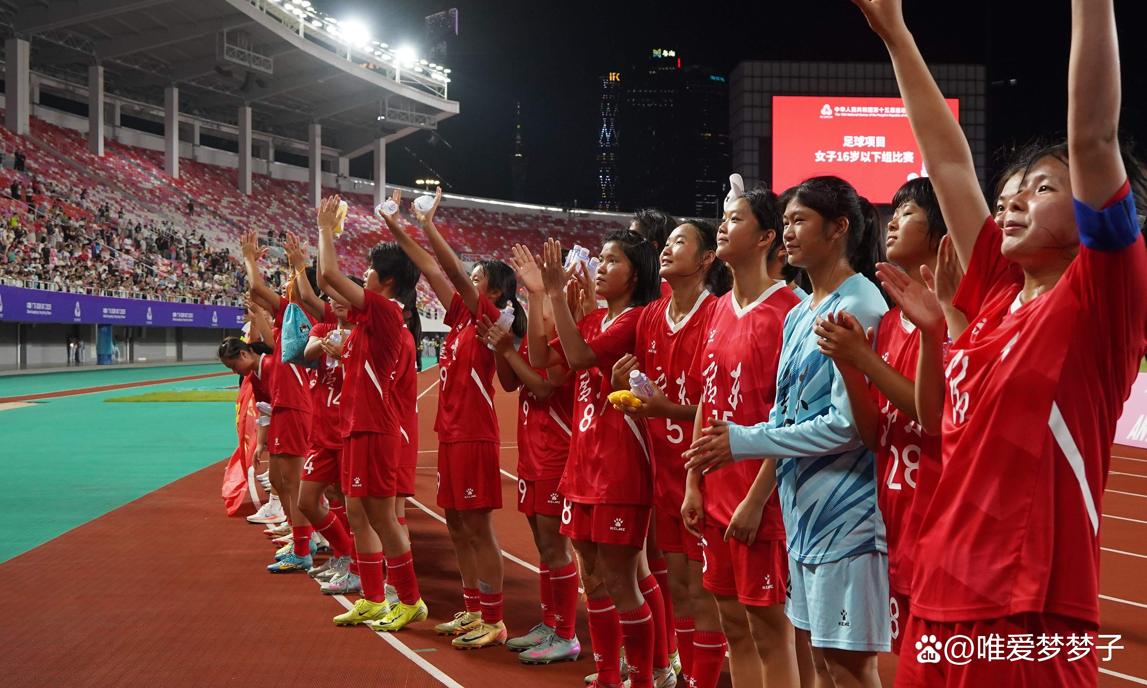 中国女足比赛现场观众热情高涨,为每位球员打气呐喊 中国女足比赛现场观众热情高涨,为每位球员打气呐喊