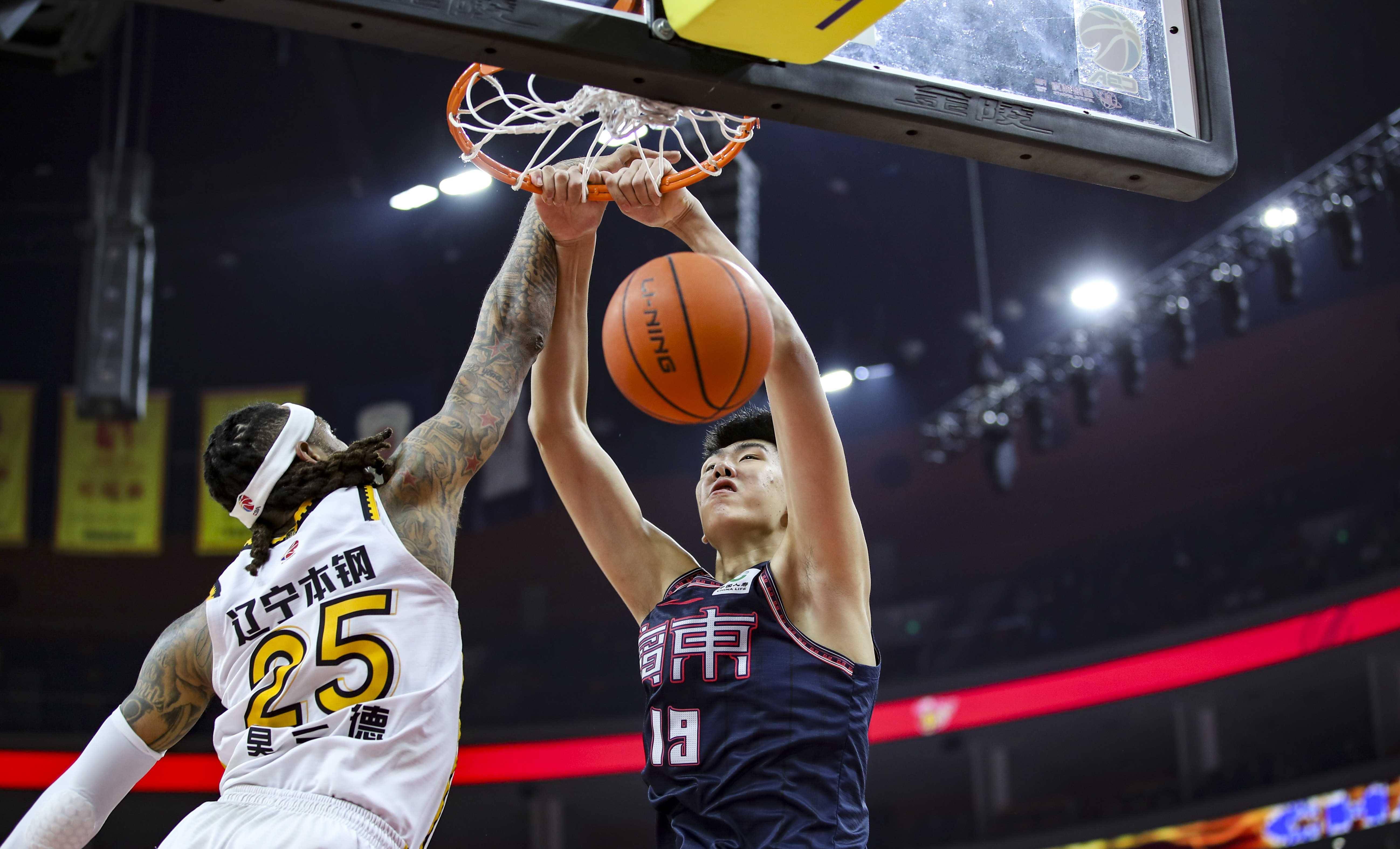 国内顶尖篮球联赛精彩对决持续 国内顶尖篮球联赛精彩对决持续