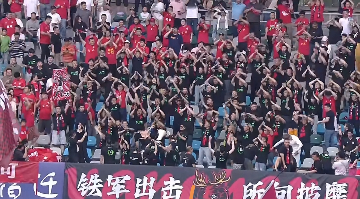 足球赛事掀起一波又一波热潮 足球赛事掀起一波又一波热潮