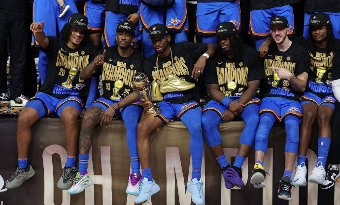 NBA球员赛后集体庆祝胜利