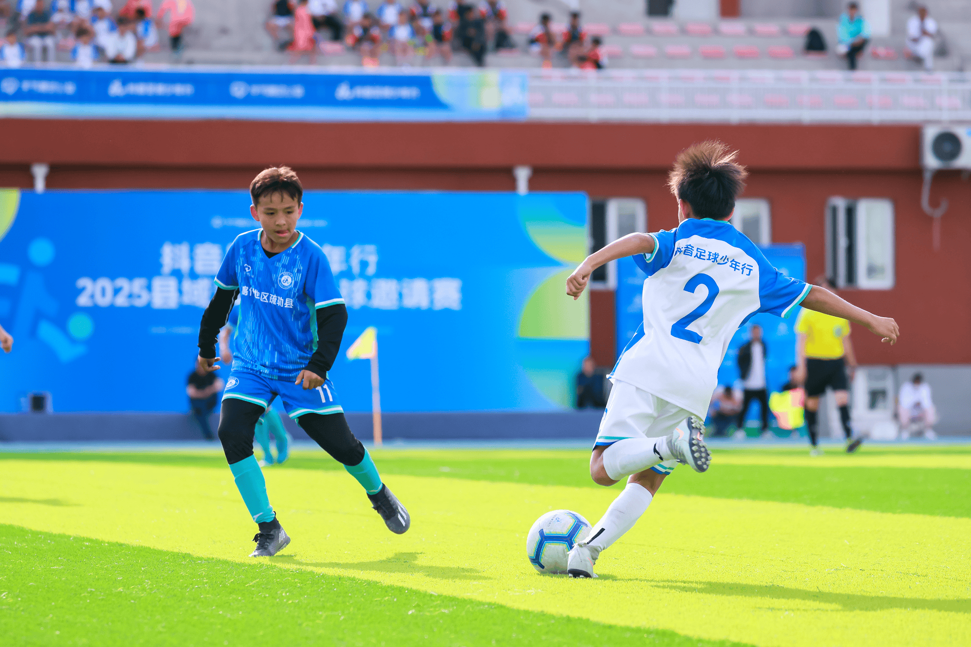 足球盛会中球队的激烈角逐展现出勇气和实力 足球盛会中球队的激烈角逐展现出勇气和实力