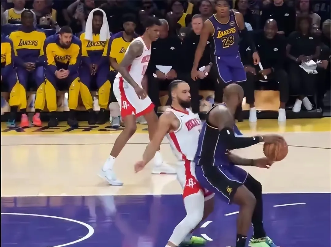 关于球场内外的较量令人目不暇接!的信息 关于球场内外的较量令人目不暇接!的信息