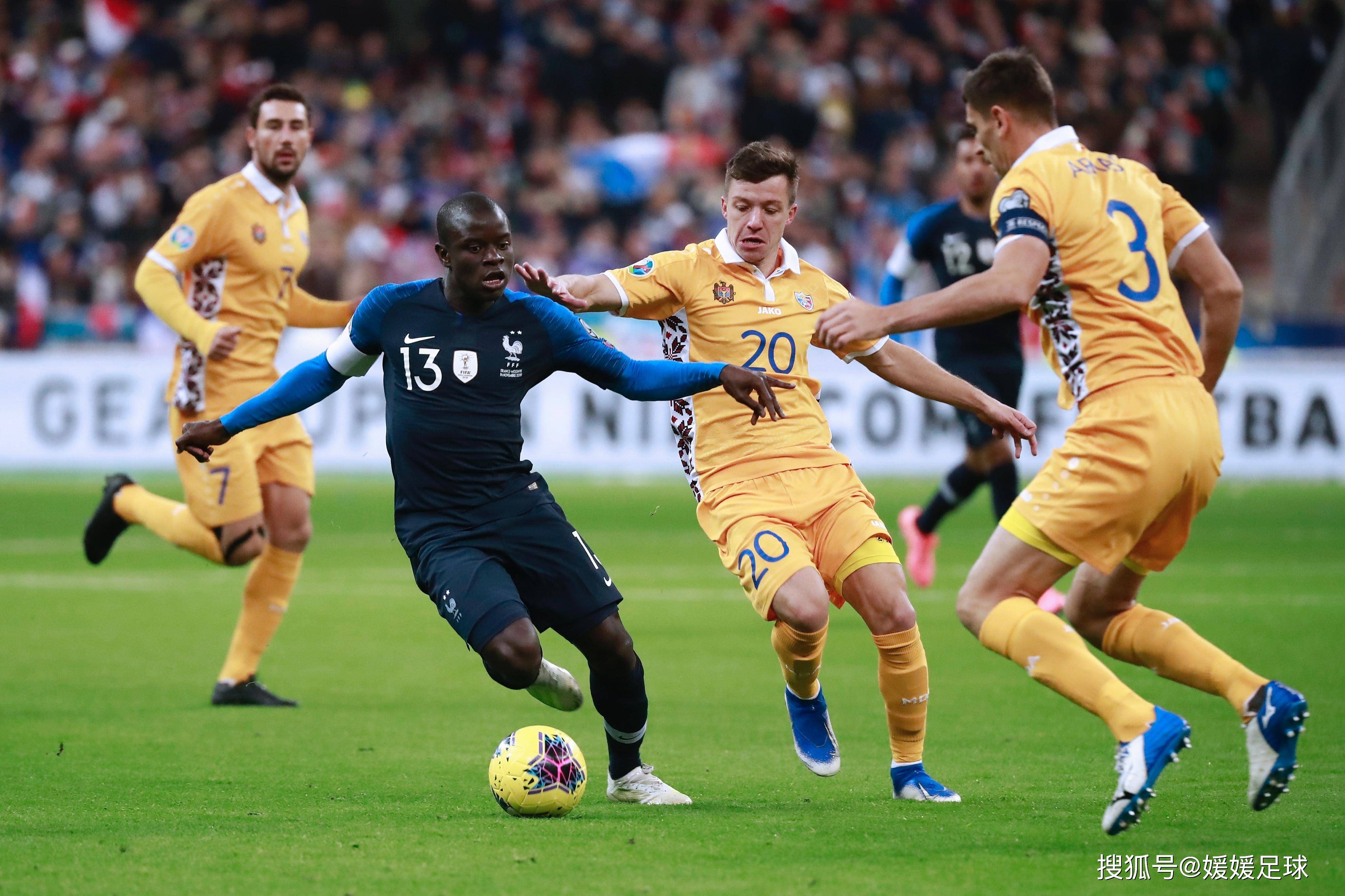 波兰国家队表现出色,晋级淘汰赛阶段 波兰国家队表现出色,晋级淘汰赛阶段