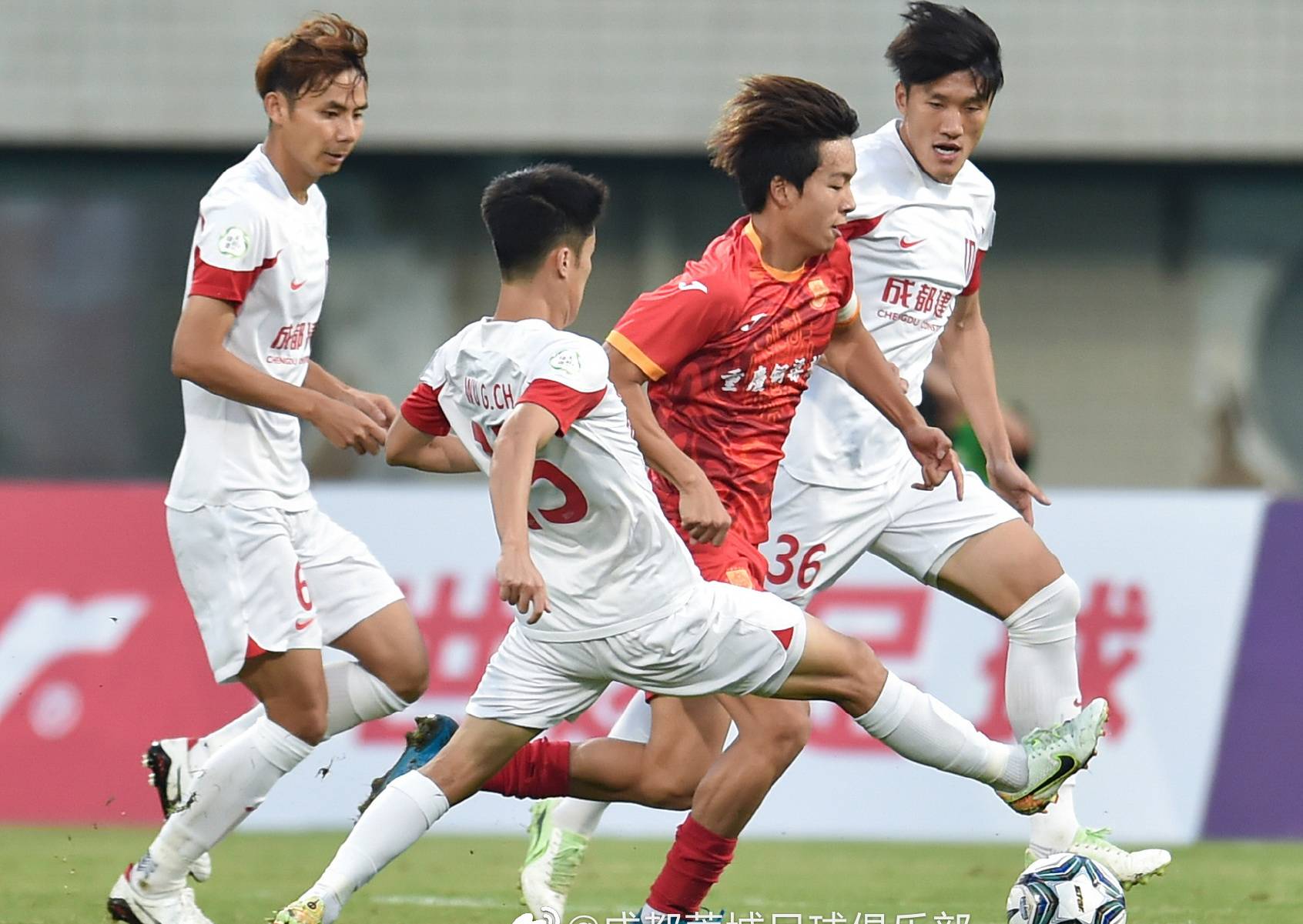 重庆队主场遭遇惨败，未能守住领先