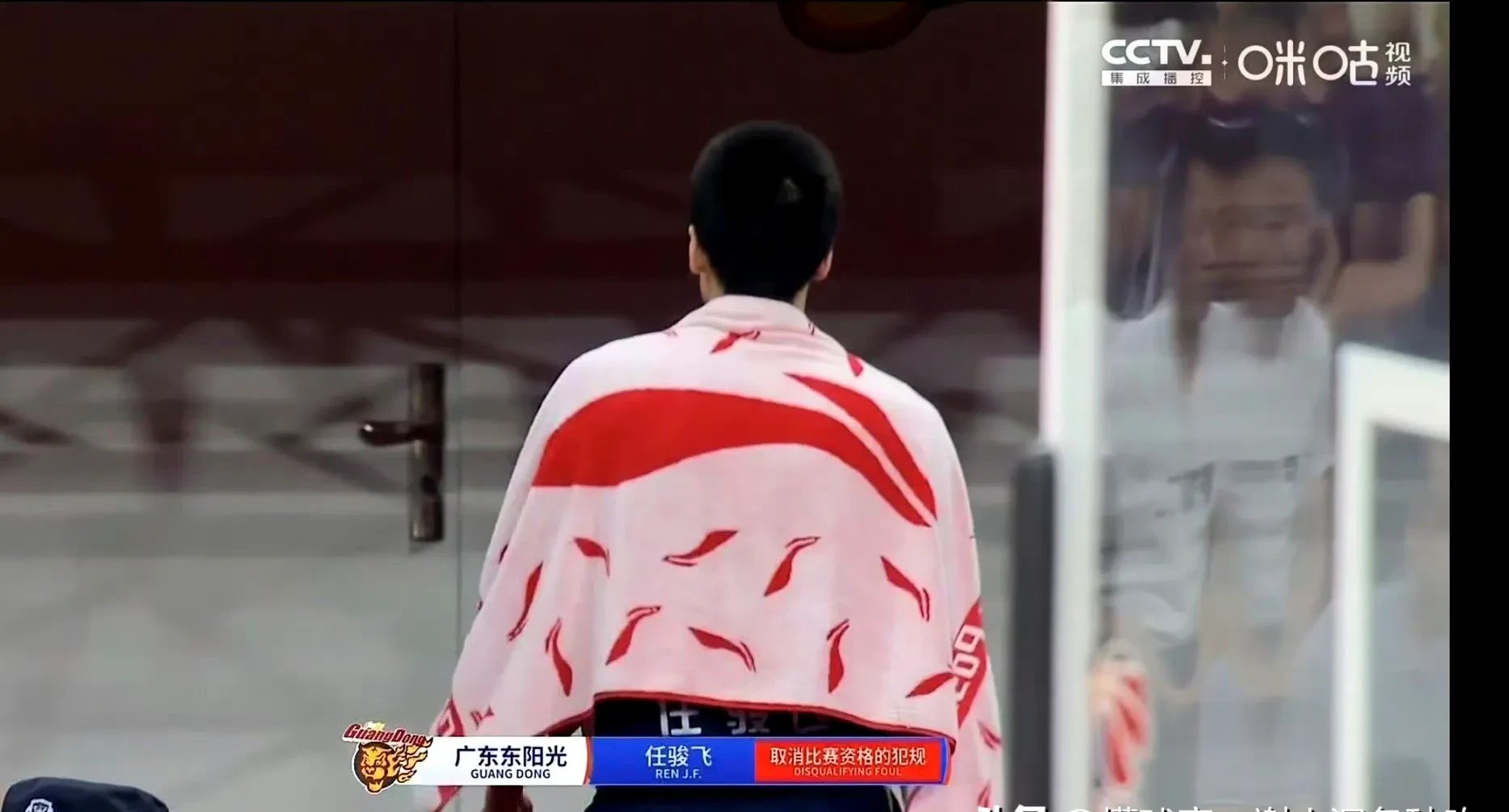 激动人心的比赛,场上火药味十足 激动人心的比赛,场上火药味十足