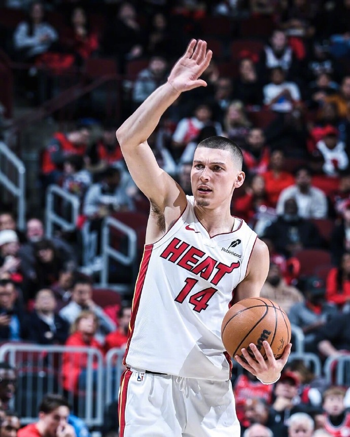 热火击败公牛,遭遇两连败 热火击败公牛,遭遇两连败