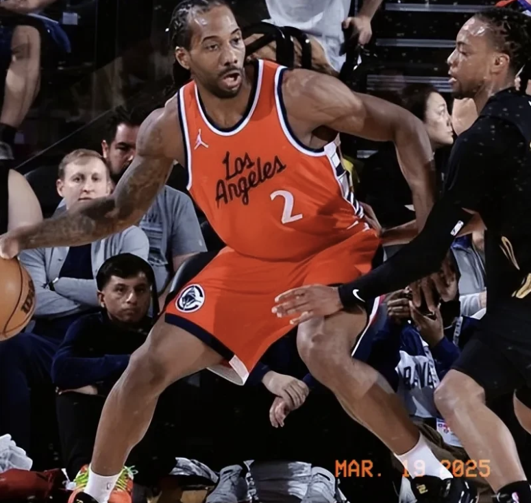 快船逆转击败独行侠,莱昂纳德关键时刻崭露头角 快船逆转击败独行侠,莱昂纳德关键时刻崭露头角