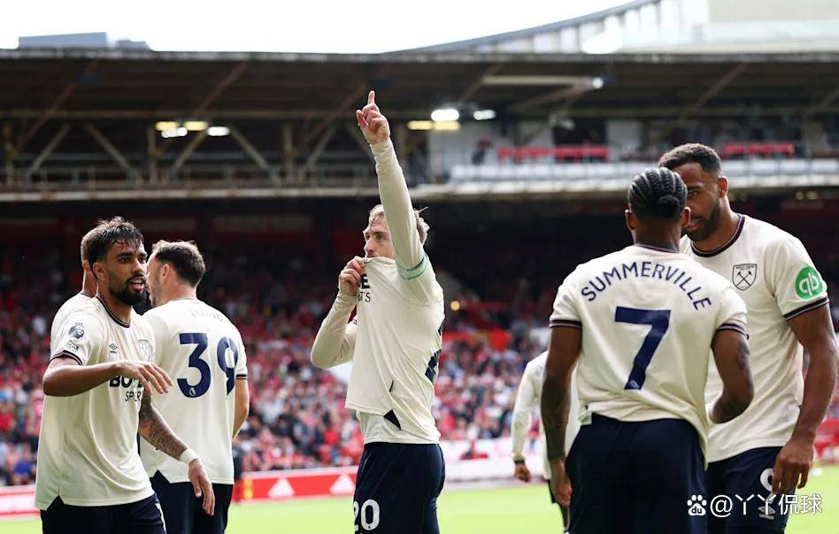 西汉姆联大获全胜,主场氛围热烈 西汉姆联大获全胜,主场氛围热烈