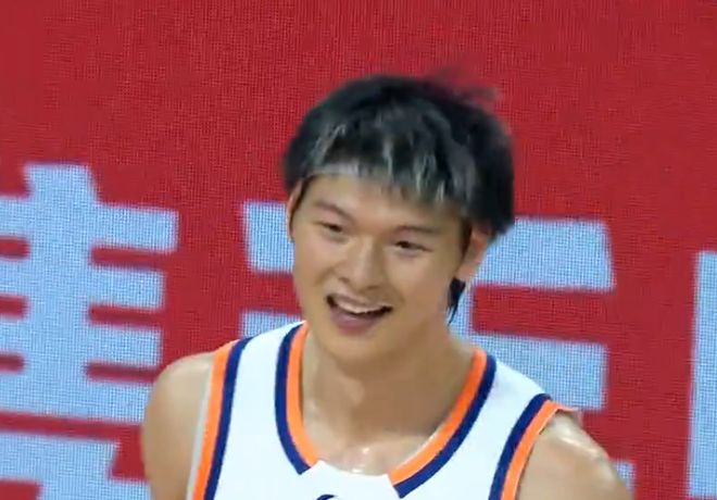 广东队完胜热火，王哲林高光表现